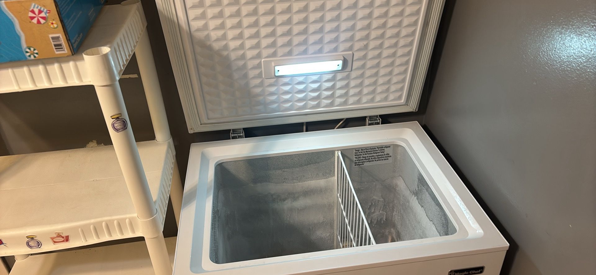 MAGIC CHEF DEEP FREEZER