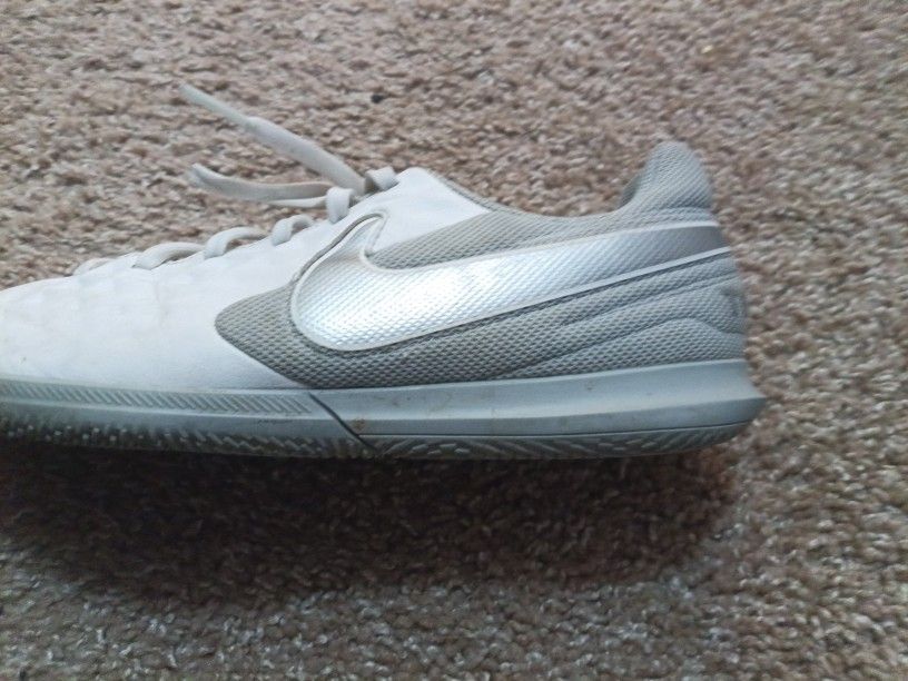 Nike Tempe Women's 8.5