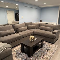 Large Sectional Sofa – Modern / Like New Condition