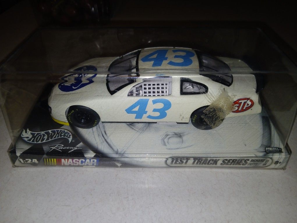 Brand New Hot Wheels Richard Petty Test Track Series 1/24 Diecast