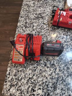 1 cargador y 1 batería Milwaukee m18 xc5.0