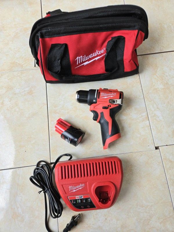 Milwaukee 12V Compact Brushless Drill Kit