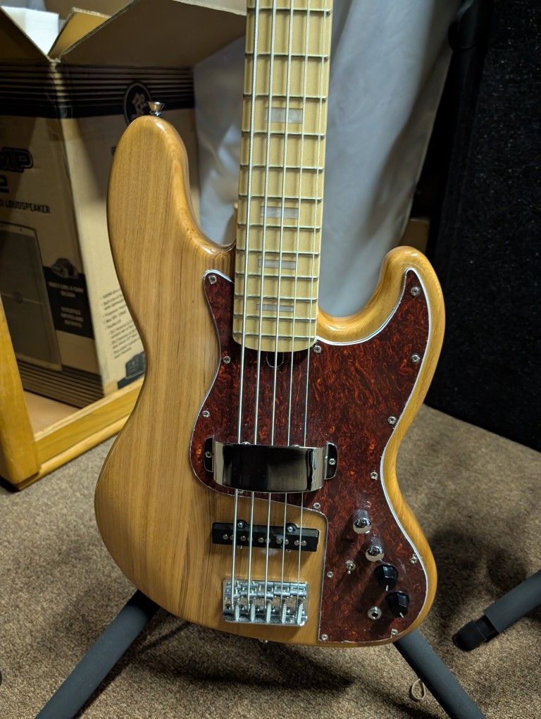 Marcus Miller Style 5 String Bass
