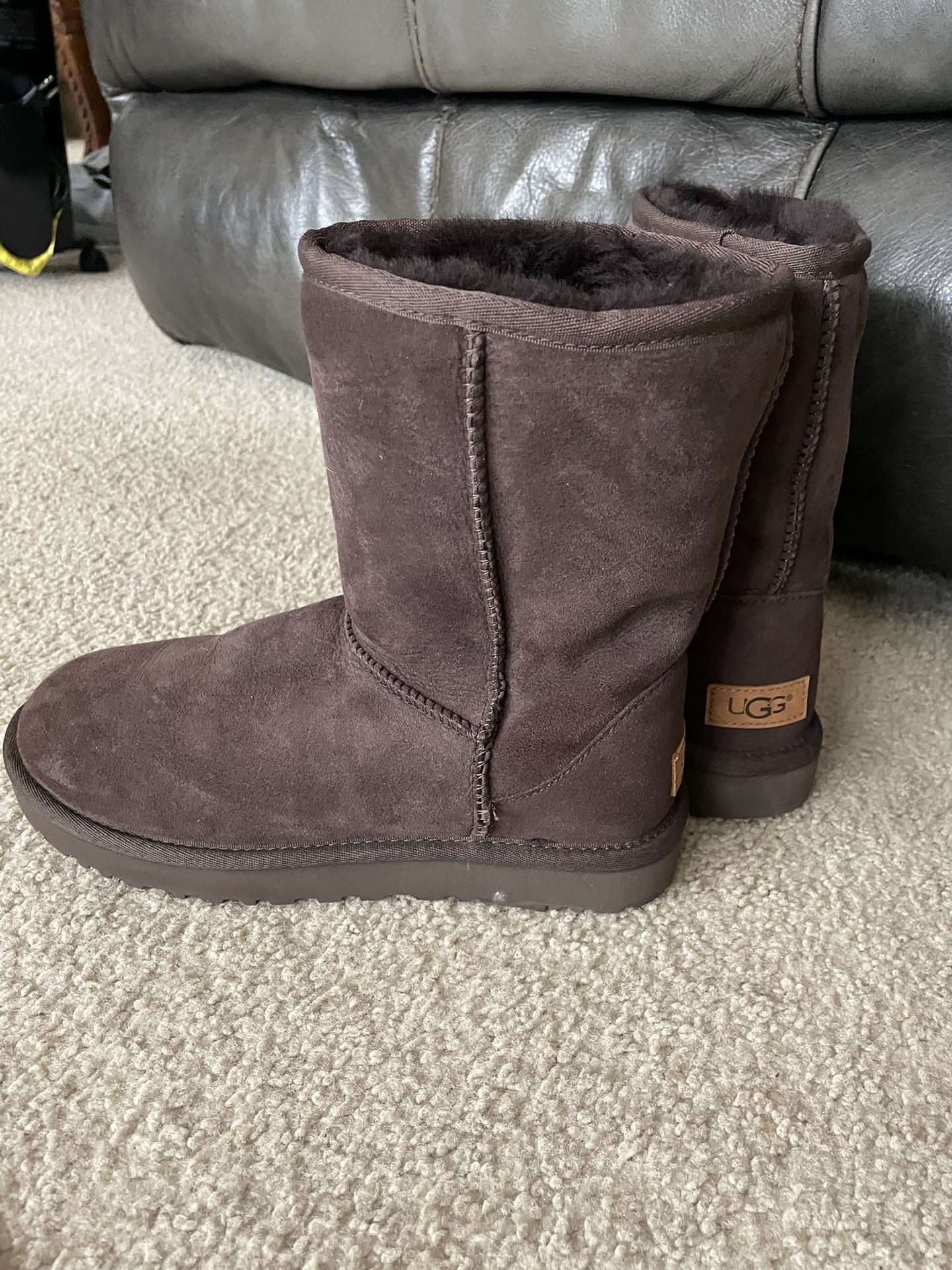 Classic Uggs Boots Size 7 New Retails For 180$