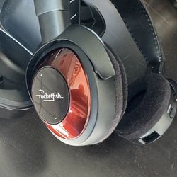 Rocketfish Wireless Headphones, Surround Sound, Voice Enhancing With Volume Adjustment Plus Aux Input With Mic Options, Great Condition