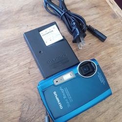OLYMPUS STYLUS TOUGH DIGITAL CAMERA 3.0" LCD 3.6X WIDE OPTICAL ZOOM 12.0 MEGAPIXELES TESTED WORKING GREAT WATERPROOF 