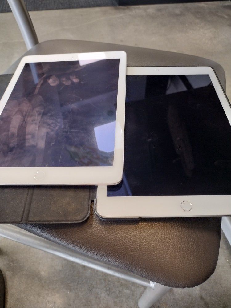 2   IPads Airs 2nd Generation 