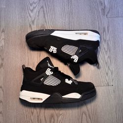 JORDAN 4 RETRO WHITE THUNDER SIZE 8.5 MEN