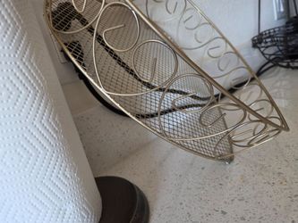 Heart shape wire basket