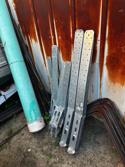 New straps tie