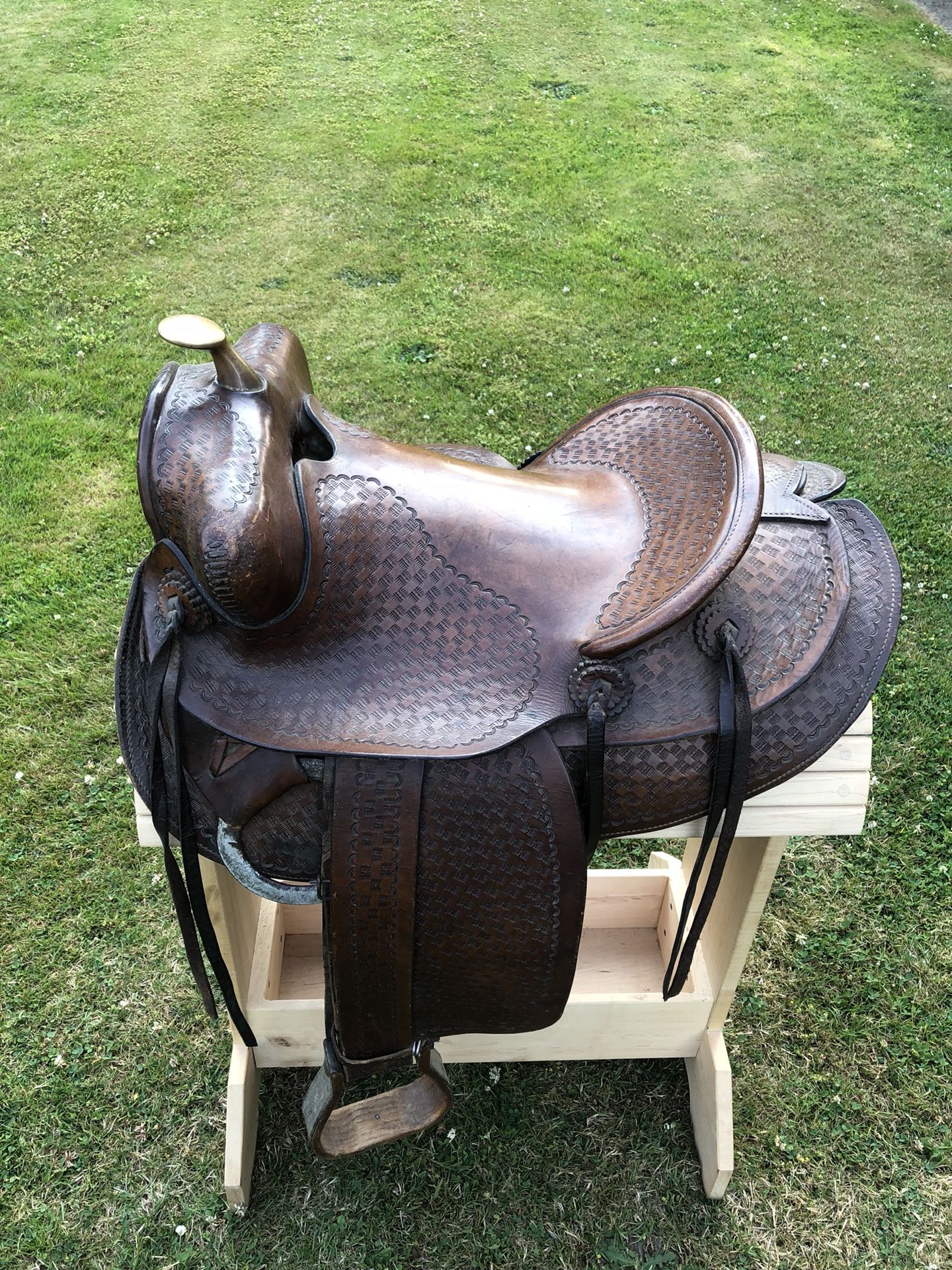 14 inch display saddle