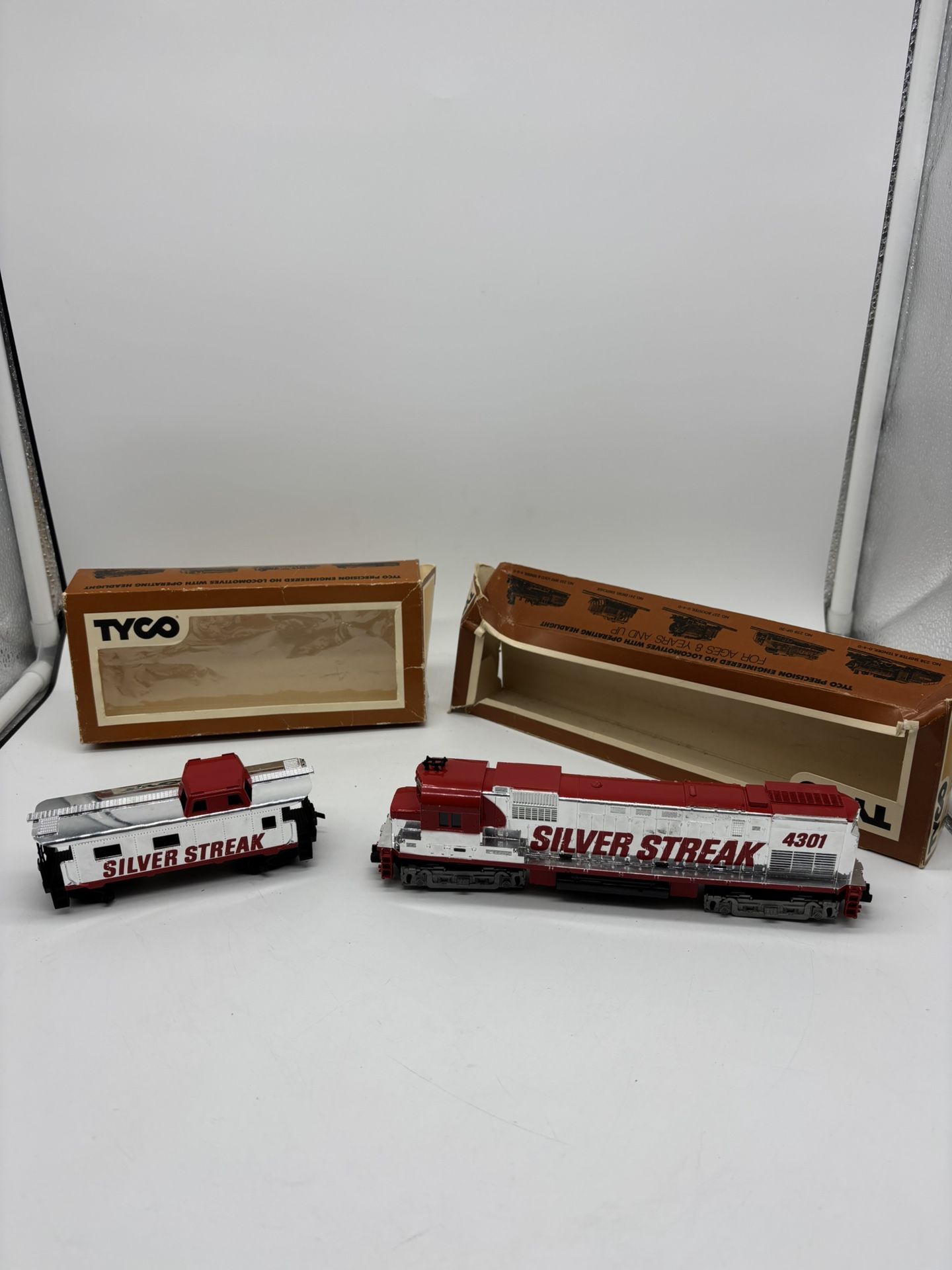 TYCO HO Scale Train 4301 Silver Streak Locomotive & Caboose Untested.