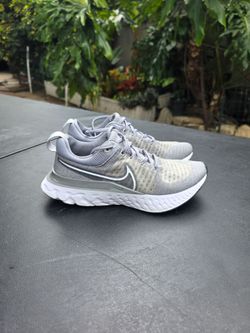 NIKE RUNNING SHOES