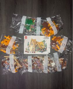 LEGO 43242 Disney Snow White and the Seven Dwarfs Cottage Set READ