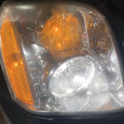 2007 Yukon OEM  Passenger side headlights