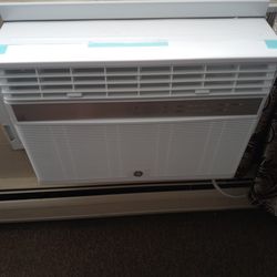 Almost New Had For 2 Months A 12,000 GE Ac Cools Off Whole House