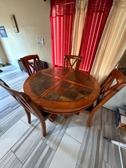 Fully extendable Dinner Table