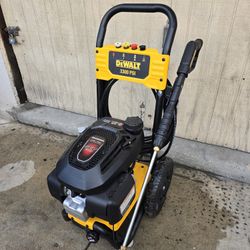 Dewalt 3300 PSI 2.4 GPM Cold Water Gas Pressure Washer with HONDA GCV200 Engine