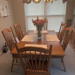 Dinning Table (has Extra Leaf)