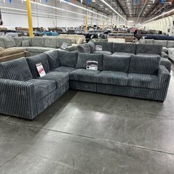 Corduroy Dark Grey Sectional.  New Sectional  4-pc     Nuevo Seccional  De 4 Piezas Color Gris. Oscuro   4-Piece Sectional Set New sectional in a box