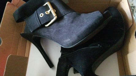 Worn 1 time size 9 1/2 runs like a 9