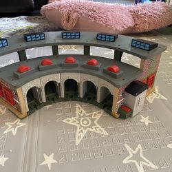 Thomas Wooden Railway Roundhouse Engine Shed – 5 Bay