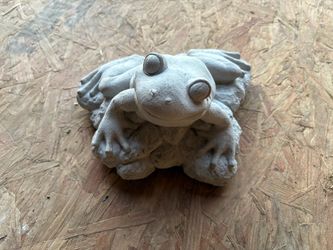 Mold to cast Concrete Frog