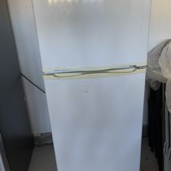 Refrigerator (Pick Up Today)