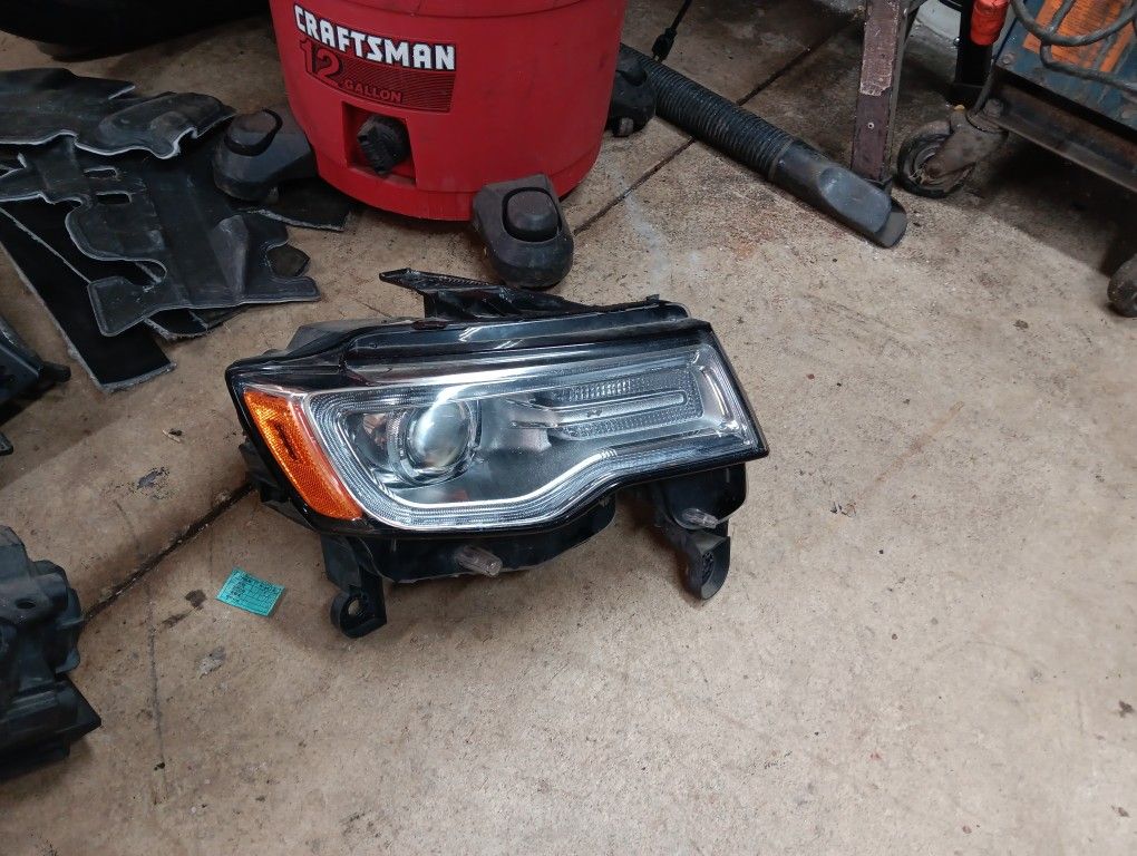 Grand Cherokee Headlight Pass Right