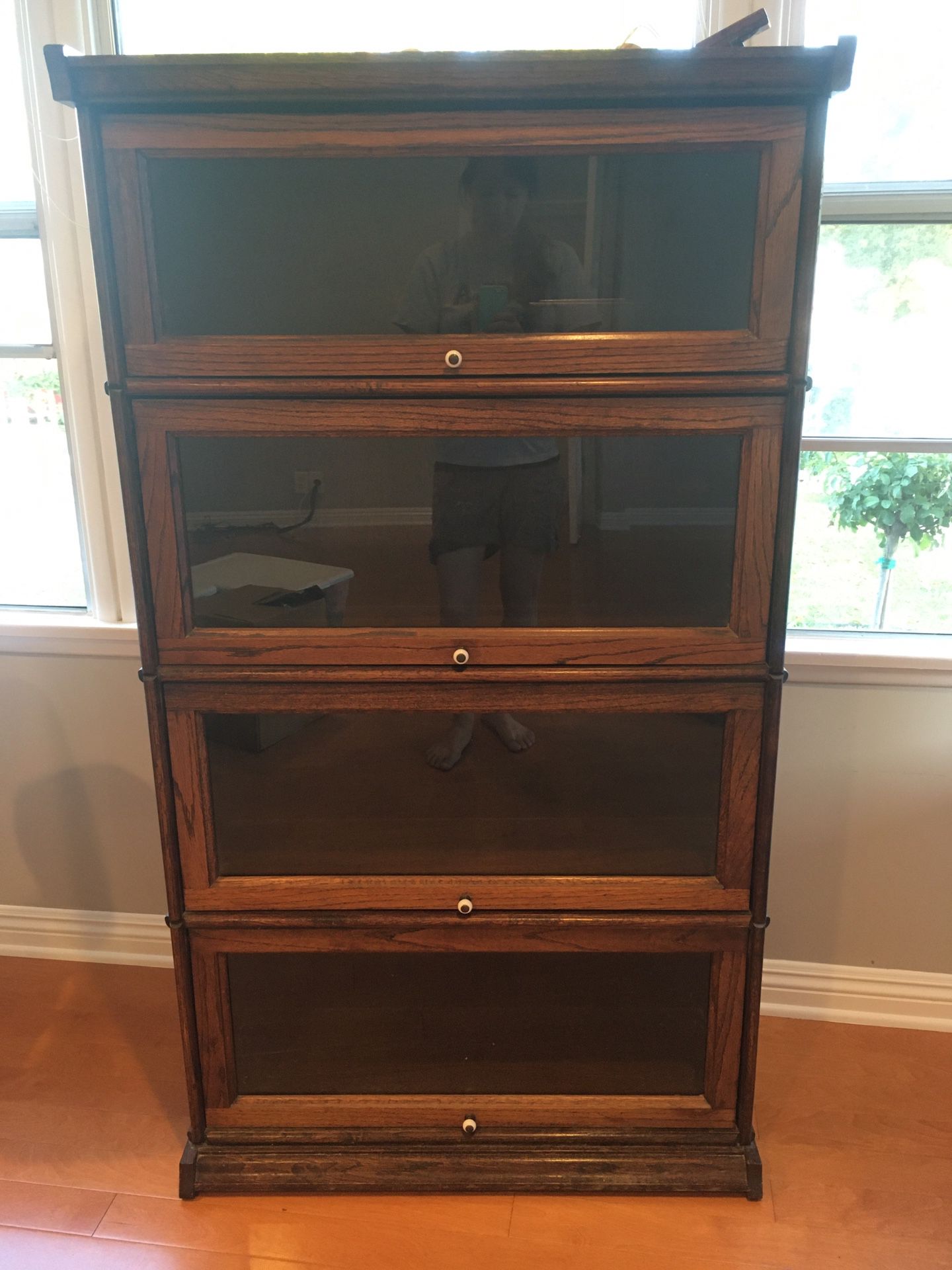 Wooden shelf/cabinet unit