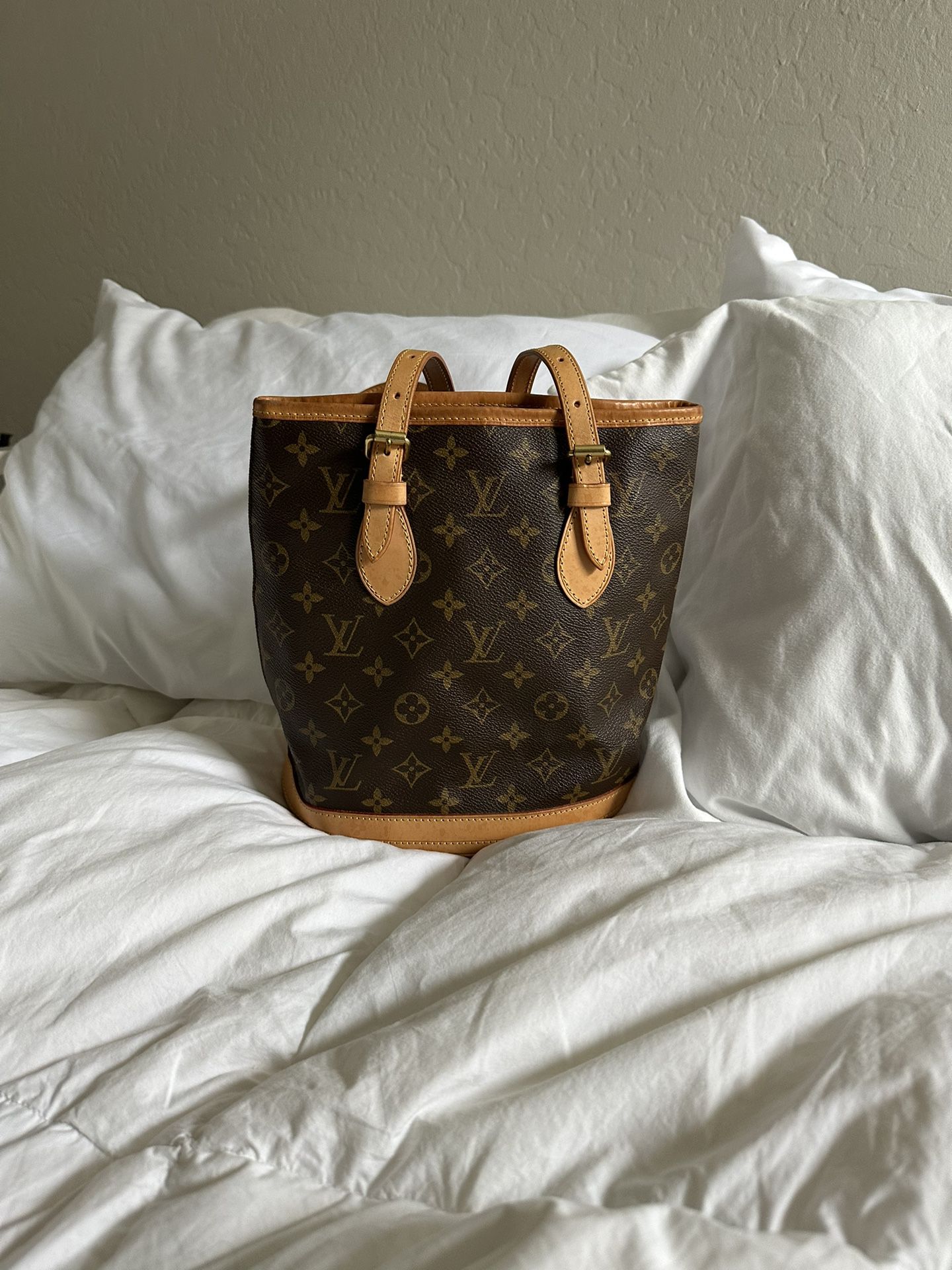 Louis Vuitton Monogram bucket leather handbag Great condition