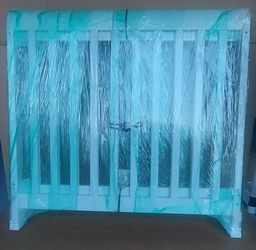 Baby mini crib white.