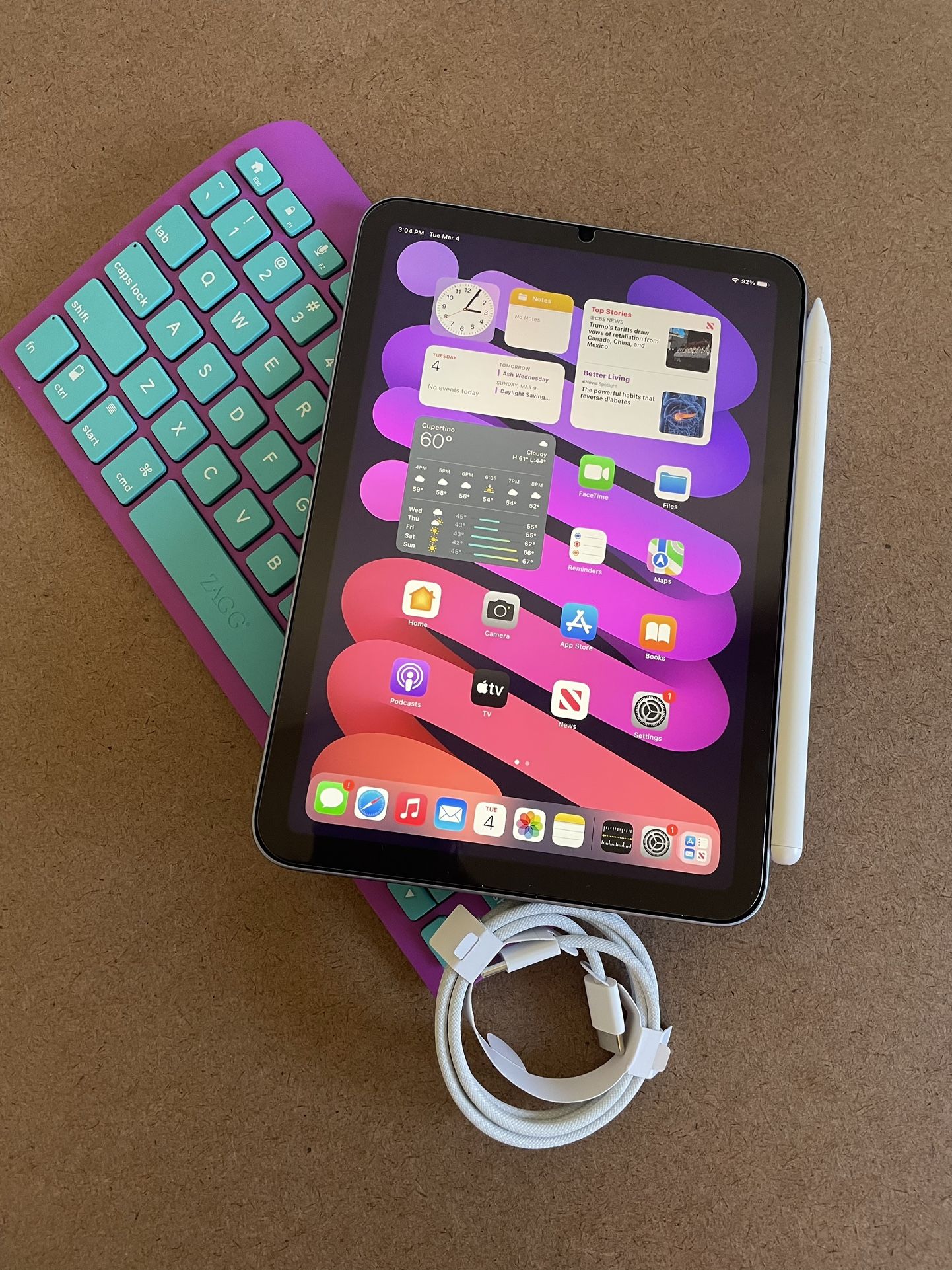 iPad Mini 6th Generation 64Gb pink Zagg Keyboard, Pen, Case, earphone and Charger