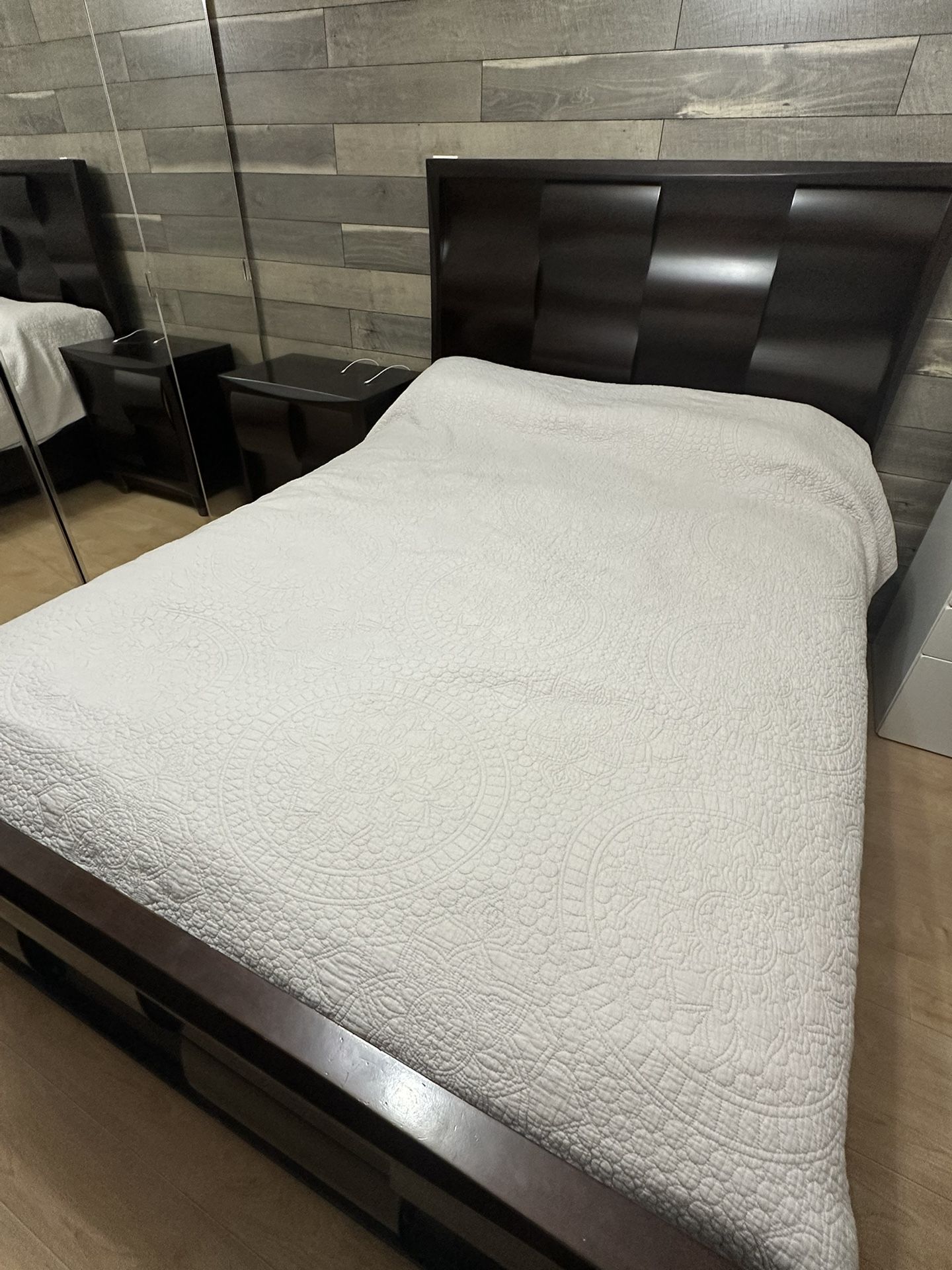 Bedroom Set - Queen 4 Pc Brown with 2 Storage Drawers 