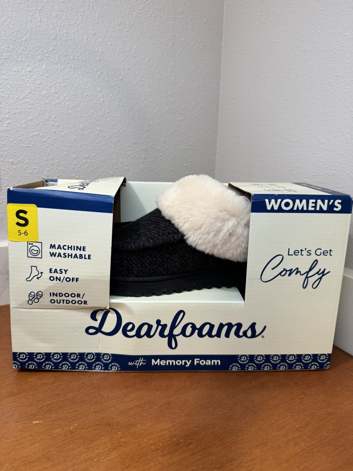 NEW In Box Dearfoams Slippers Women’s Size 5-6 Small