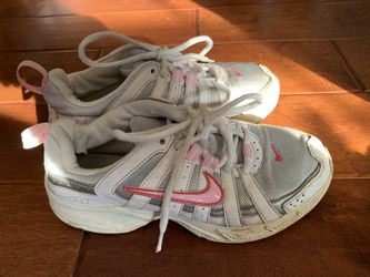 Nike sneakers size 4