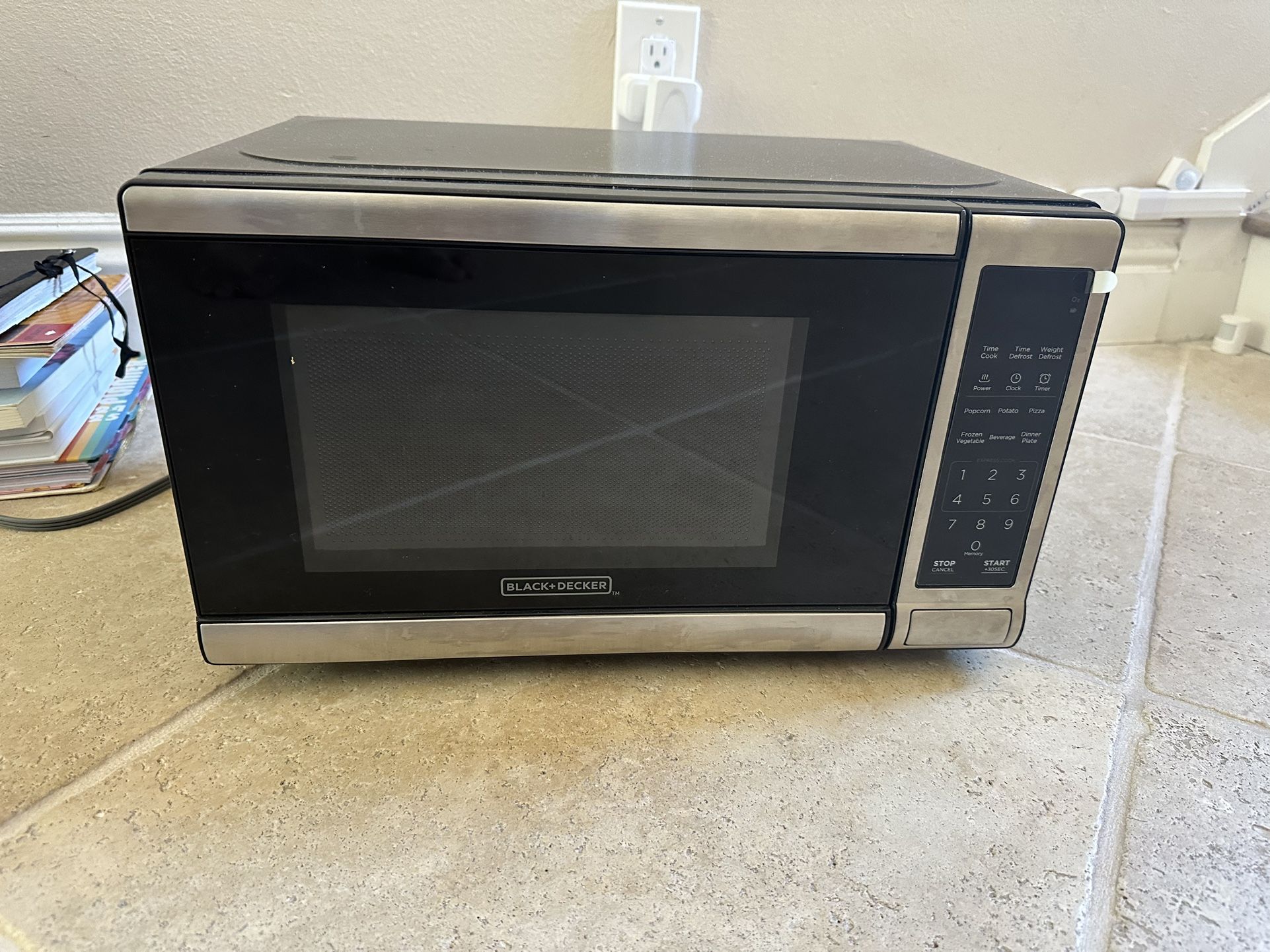 Black And Decker 700w, .7 Cu Ft Microwave (like New!)