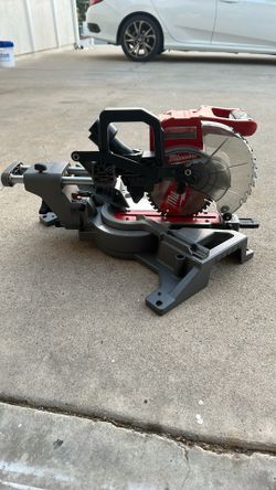 Milwaukee M18 FUEL 18V Lithium-Ion Brushless Cordless 7-1/4 in. Dual Bevel Sliding Compound Miter Saw (Tool-Only)