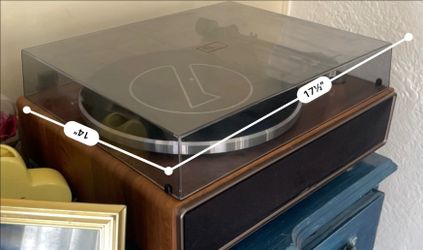 Record player in very good condition with Bluetooth connectivity and speakers built in.