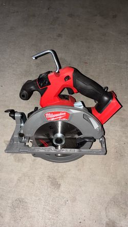 Milwaukee circular saw w/ charger