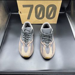 Size 10 - adidas Yeezy Boost 700 Mauve preowned