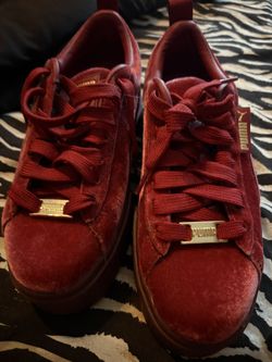 Rihanna Fenty Pumas Women’s size 7.5