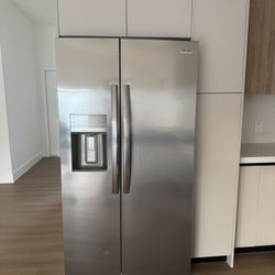 New Never Used. Fridge. Nevera Frigidaire New