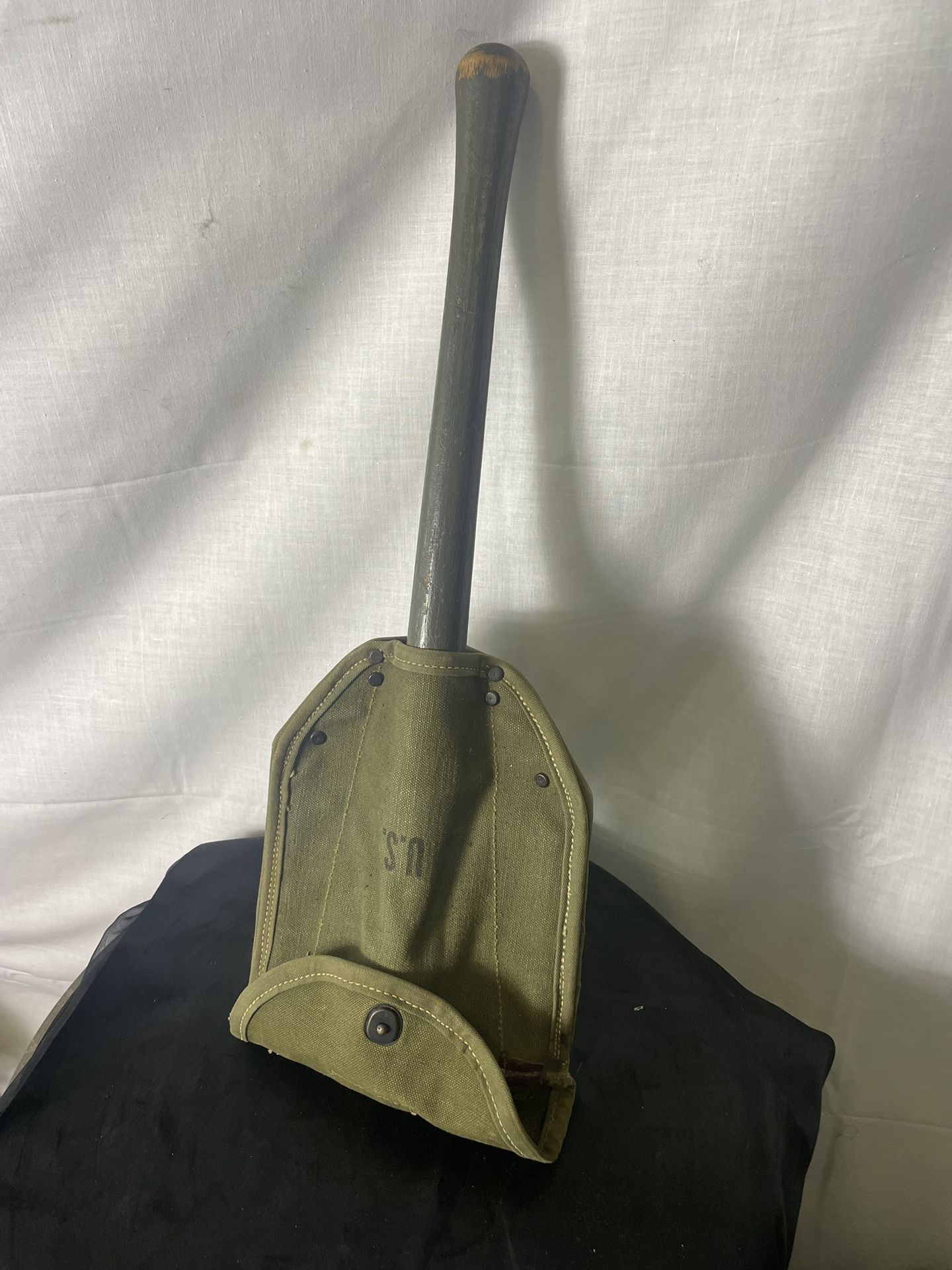 Vintage 1944 US WW2 ARMY FIELD ENTRENCHING FOLDING SHOVEL WITH COVER