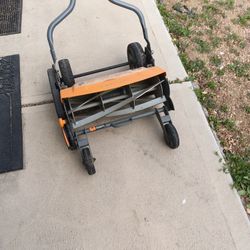 Fiskars Push Lawn Mower