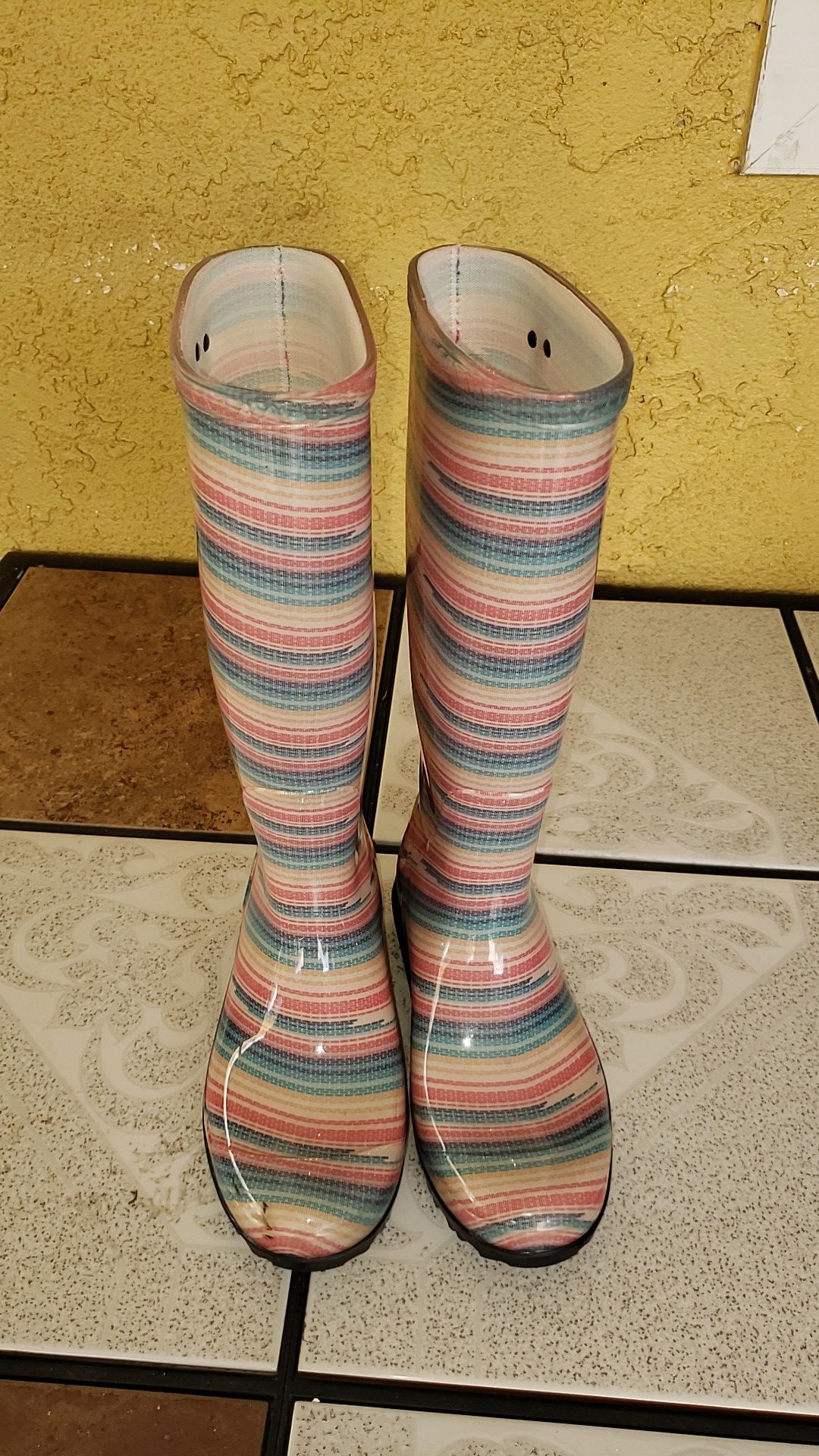 Ugg rain boots size 5