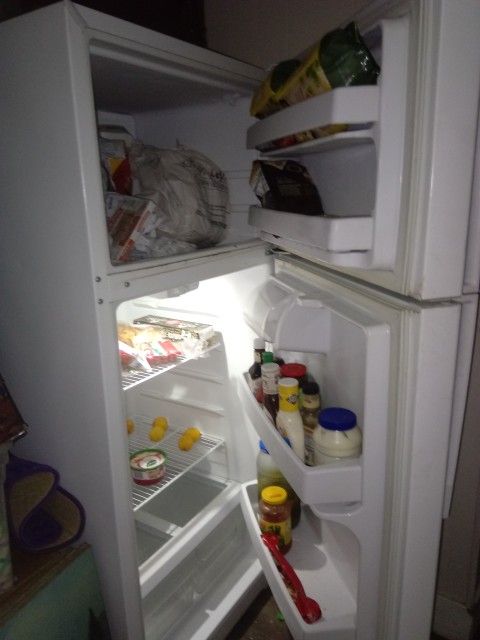 GE 17.5-cu ft Standard-Depth 28-in Wide Top-Freezer Refrigerator ( White )