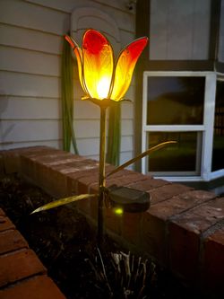 Solar Powered Metal & Glass Flower Garden Stake – Outdoor Tulip Light