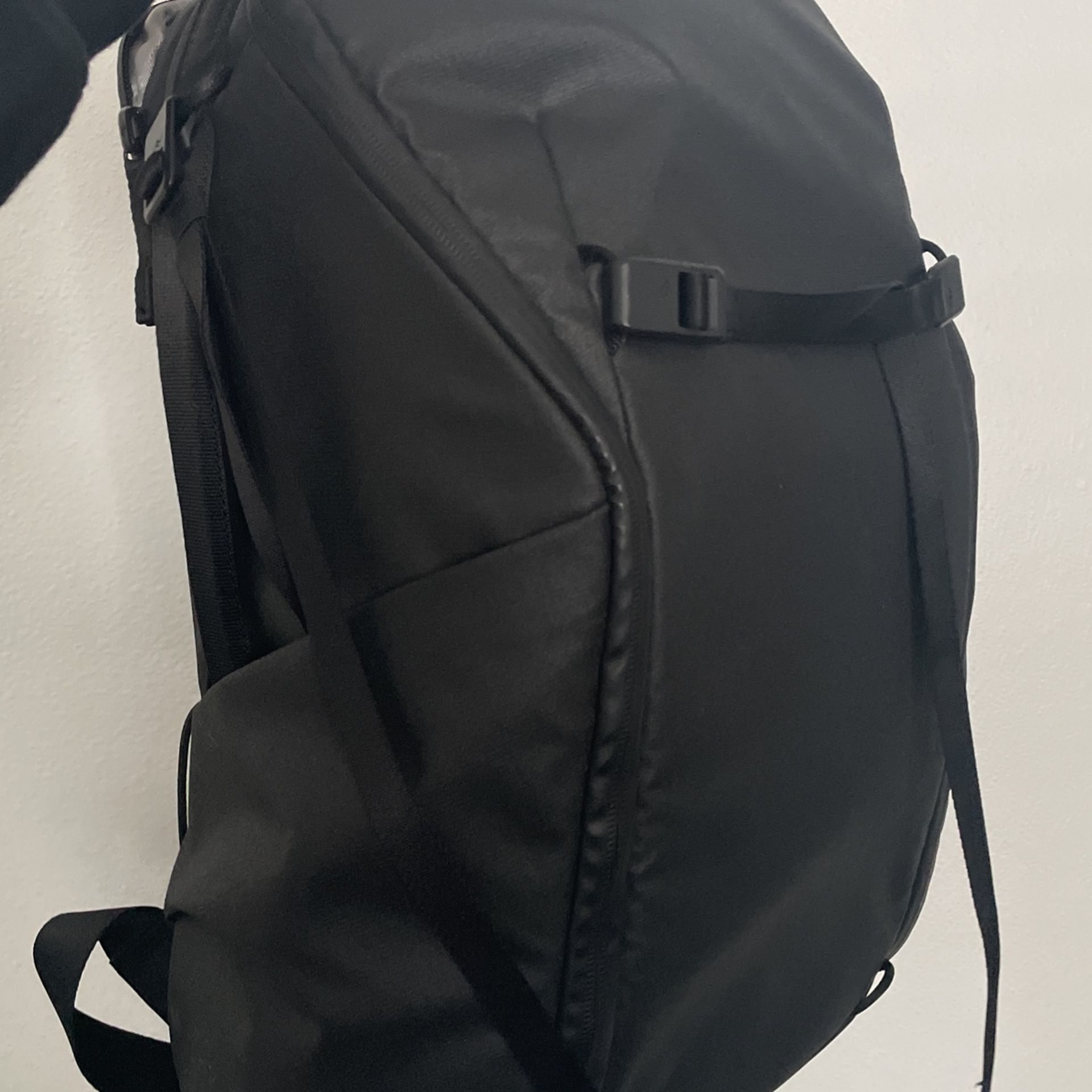 Peak Design Everyday Backpack Zip 20L Black, Carry-on Backpack with Laptop Sleeve