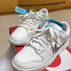 Low-top sneakers
